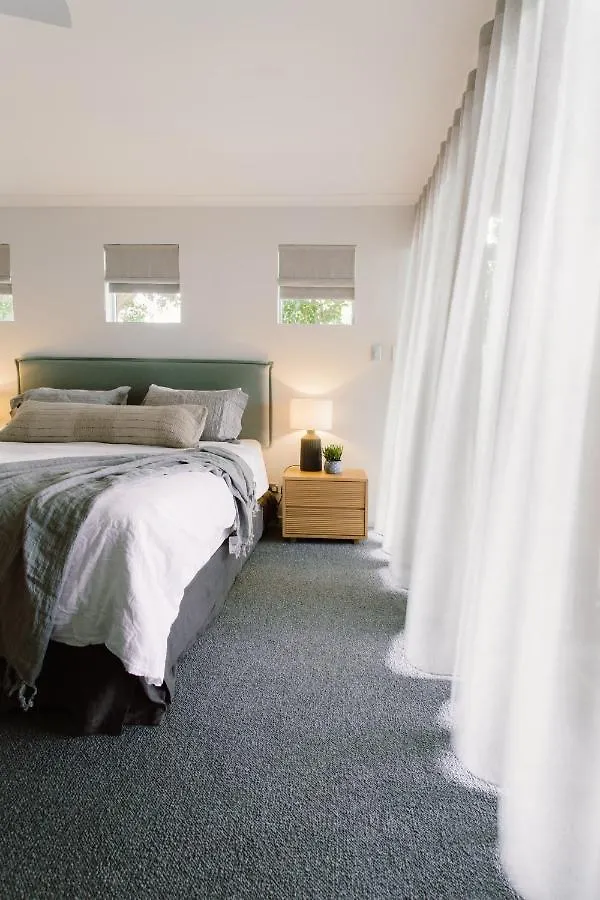 شقة Tranquil Treetop Retreat With Pool And Ocean Views صن شاين بيتش