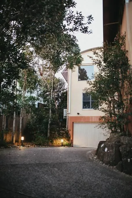 Tranquil Treetop Retreat With Pool And Ocean Views صن شاين بيتش شقة